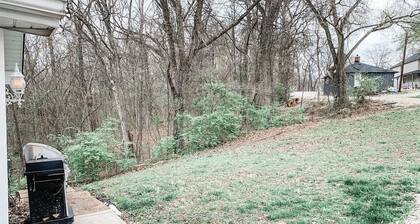 Cozy Serene home off 55 Queen Bed Smart TVs Wifi Secluded Nice View With Coffee