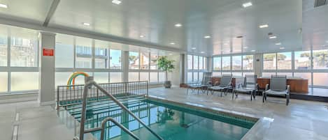 Piscine couverte, chaises longues