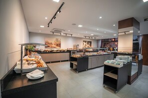 Buffet déjeuner gratuit tous les jours