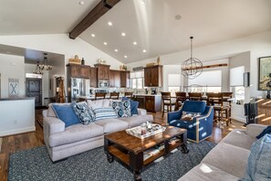 Smart TV, lareira, pebolim, mesa de pingue-pongue