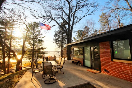 Amazing Lake Wisconsin Views!!! Newly Remodeled Cottage with Modern Amenities!