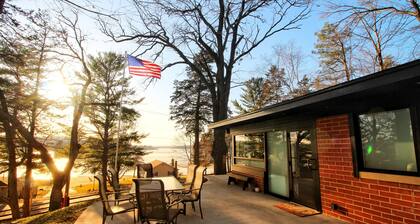 Amazing Lake Wisconsin Views!!! Newly Remodeled Cottage with Modern Amenities!