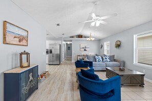 ハウス 3 ベッドルーム パティオ プールビュー | リビング エリア | 32 イ ンチの薄型テレビ (ケーブル放送視聴可)、テレビ、卓球台