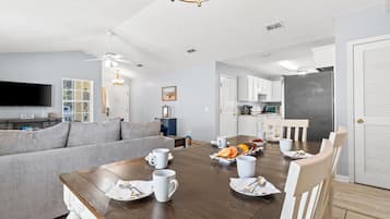 House, 3 Bedrooms, Patio, Pool View | In-room dining