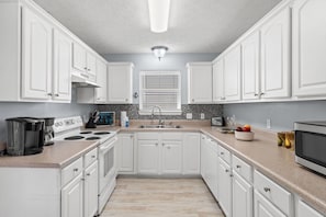 House, 3 Bedrooms, Patio, Pool View | Private kitchen | Full-sized fridge, microwave, oven, stovetop