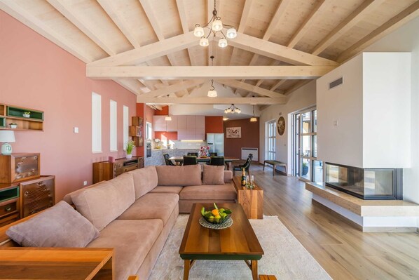 TV, fireplace