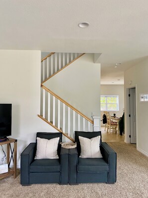Smart TV - Spacious Townhome, Views, Walk to Beach,Restaurants, Activities ,Bbq (Avalon)