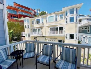 Property grounds - Spacious Townhome, Views, Walk to Beach,Restaurants, Activities ,Bbq (Avalon)