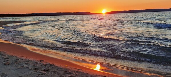 En la playa y camastros 