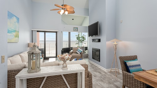 Spacious Condo on the Bay/Vaulted Ceilings - Palm Beach Club 209