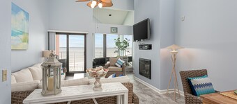 Spacious Condo on the Bay/Vaulted Ceilings - Palm Beach Club 209