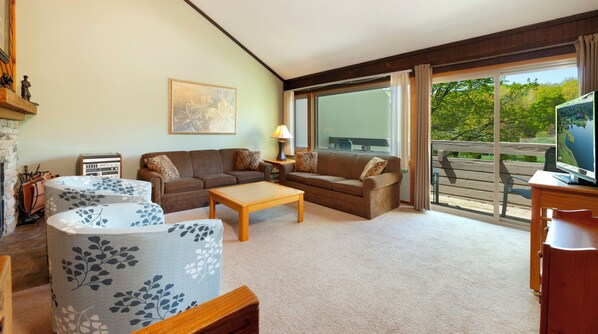 Televisión y chimenea 