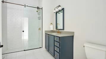 Hearing-Accessible Two-Bedroom Suite | Badezimmer | Designer-Toilettenartikel, Haartrockner, Handtücher, Seife