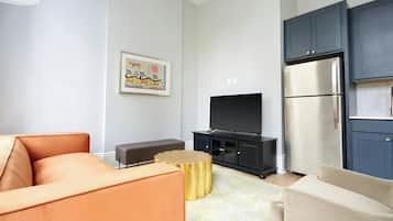 Hearing-Accessible Three-Bedroom Suite | Área de sala de estar | Smart TV de 42 pulgadas con canales digitales