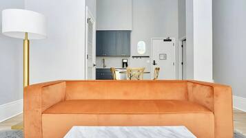 Deluxe Two-Bedroom Suite | Coin séjour | TV connectée de 42 pouces avec chaßnes numériques