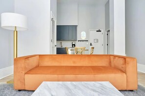 Deluxe Two-Bedroom Suite | Área de sala de estar | Smart TV de 42 pulgadas con canales digitales 