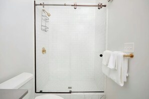 Three-Bedroom Suite | Badeværelse | Designertoiletartikler, hårtørrer, håndklæder, Sæbe