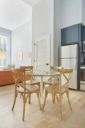 Apartamento superior, 2 quartos | Individualmente decorados, individualmente mobiliados, berços grátis