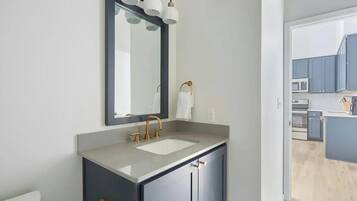 Designer toiletartikelen, een haardroger, handdoeken, zeep