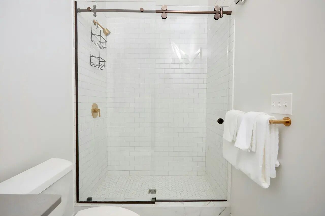 Hearing-Accessible Three-Bedroom Suite | Badezimmer | Designer-Toilettenartikel, Haartrockner, Handtücher, Seife