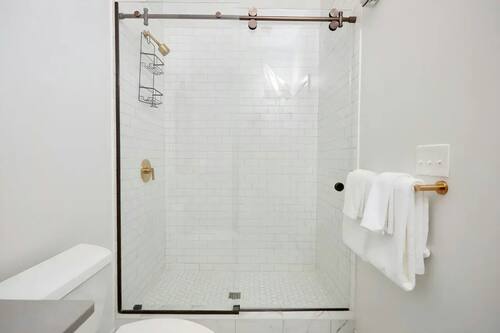 Hearing-Accessible Three-Bedroom Suite | Badezimmer | Designer-Toilettenartikel, Haartrockner, Handtücher, Seife