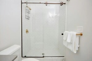 Hearing-Accessible Three-Bedroom Suite | Bathroom | Designer toiletries, hair dryer, towels, soap - The Harlequin by AvantStay (New Orleans)