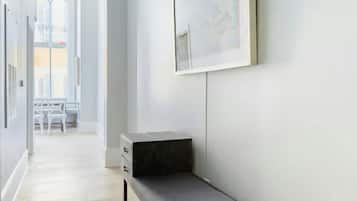 Individuell inredning, unika möbler och strykjärn/strykbräda