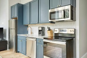 Three-Bedroom Suite | Eget kjøkken | Kjøleskap, mikrobølgeovn, ovn og kokeplater