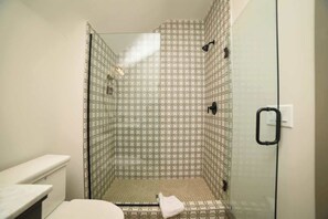 Combined shower/bathtub, hair dryer, towels, soap - Nashville Dream Stay – Two Luxury Homes -7BR! (Nashville)