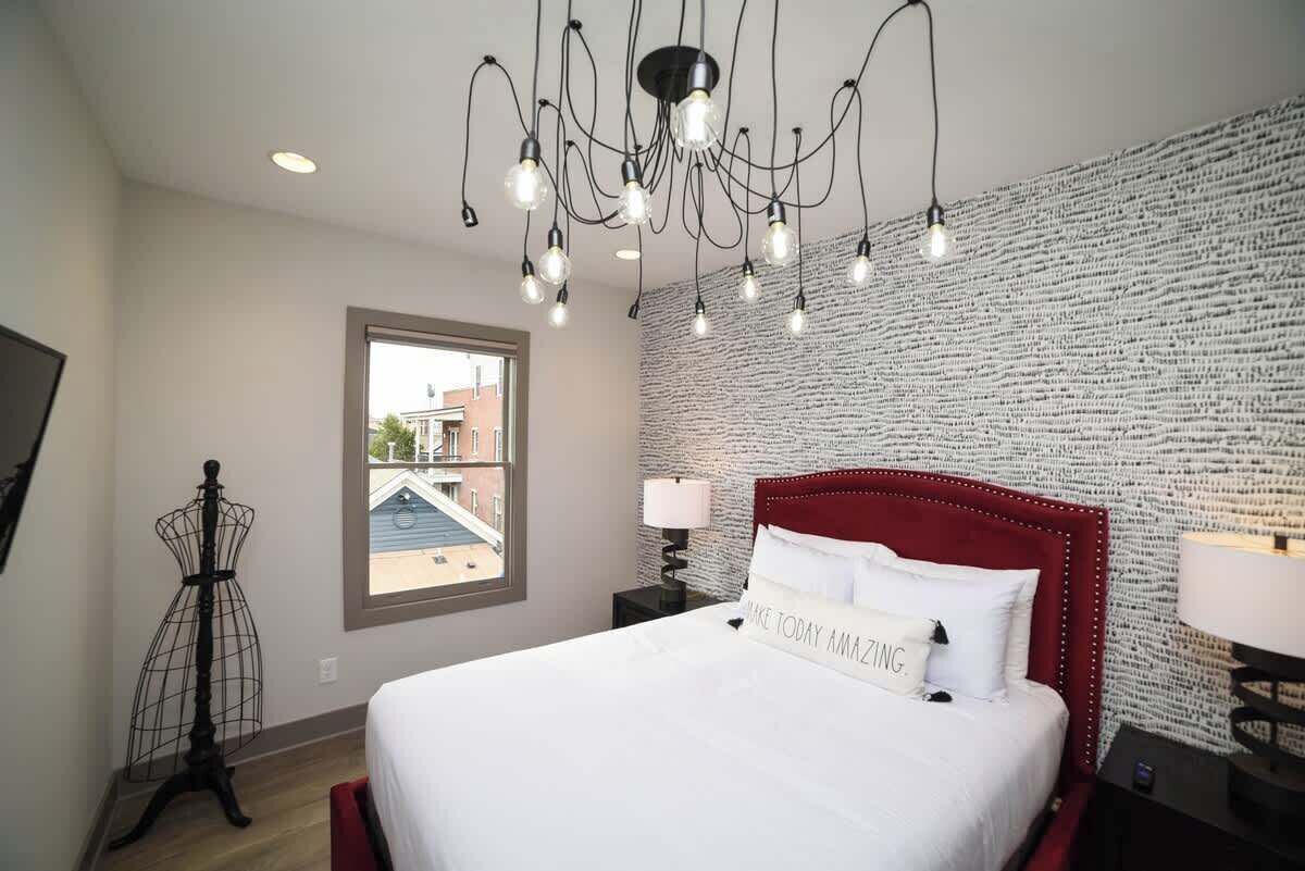 7 bedrooms, desk, iron/ironing board, travel cot