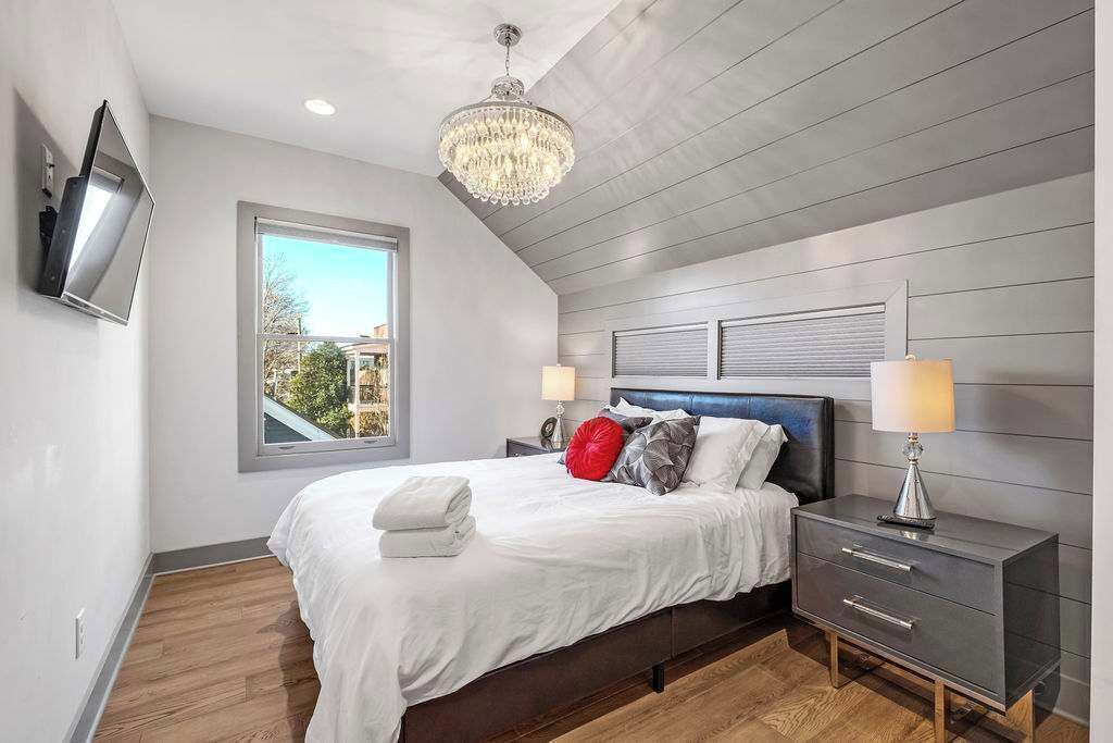 7 bedrooms, desk, iron/ironing board, travel cot