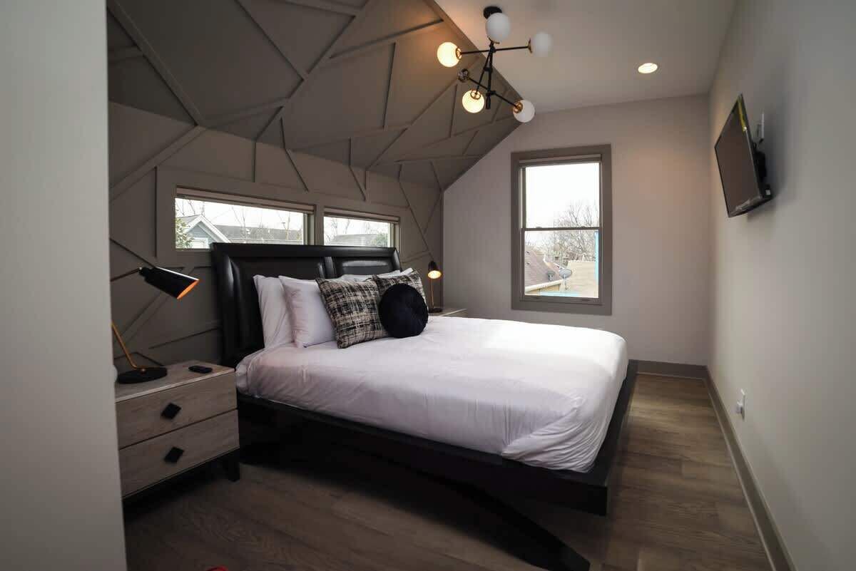 7 Schlafzimmer, Schreibtisch, Bügeleisen/Bügelbrett, Reisekinderbett