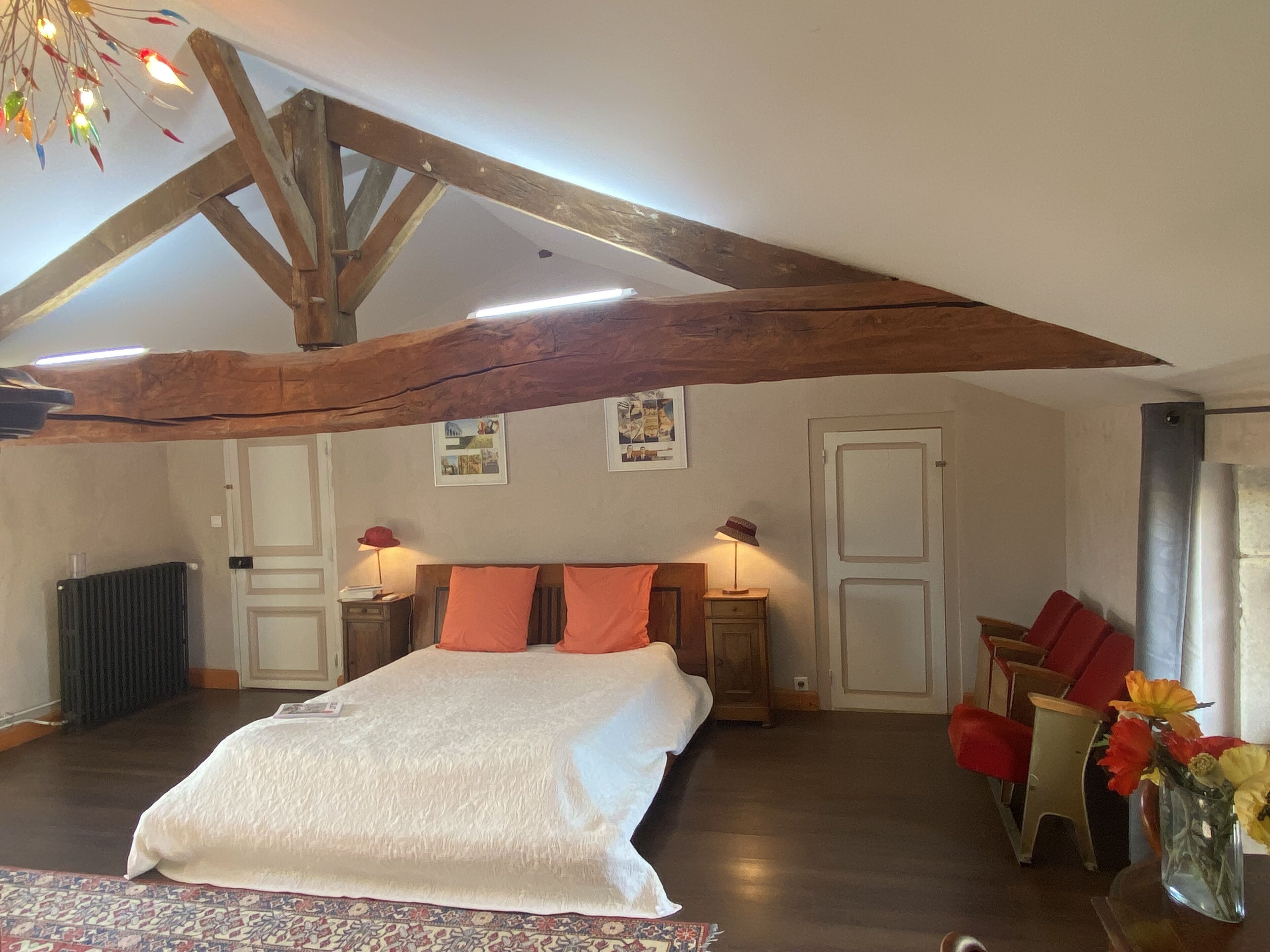 7 habitaciones, escritorio y tabla de planchar con plancha 