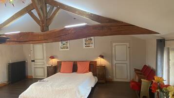 7 slaapkamers, een bureau, een strijkplank/strijkijzer, reisbedje