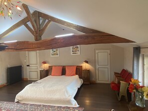 7 chambres, bureau, fer et planche à repasser, lit parapluie