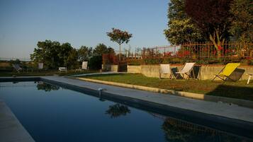 Een buitenzwembad en een verwarmd zwembad