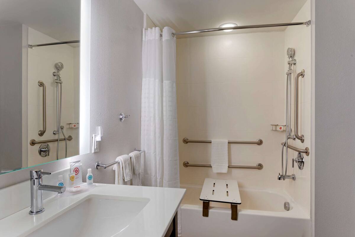 room, 1 king bed, accessible, non smoking (accessible tub) | bathroom | hair dryer, towels