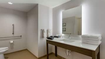 Ein modernes Badezimmer mit Waschbecken, Spiegel und Toilette.