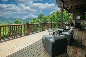 Property grounds - Banner Crest - MOUNTAIN LUXURY!! Views, hot tub, Private Pool and Tennis Courts, Game Room! (Banner Elk)