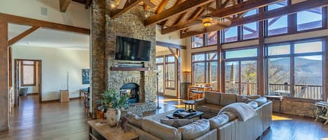 Televisión, chimenea, futbolito y tenis de mesa