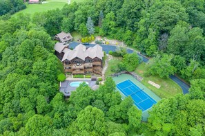 Exterior - Banner Crest - MOUNTAIN LUXURY!! Views, hot tub, Private Pool and Tennis Courts, Game Room! (Banner Elk)