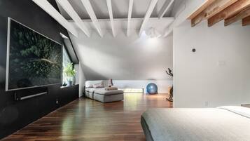 4 間睡房、書桌、熨斗/熨衫板、可攜式嬰兒床