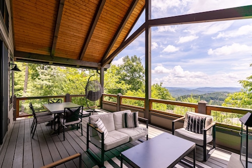 Lucky Landing - BRMC amenities, pets, views, hot tub, fire pit, game tables