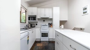 Fridge, microwave, oven, stovetop - WAVELENGTH - Free Wifi and Pet Friendly (outside only) (Inverloch)