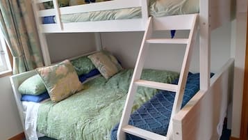 4 Schlafzimmer, Bügeleisen/Bügelbrett, Reisekinderbett, kostenloses WLAN