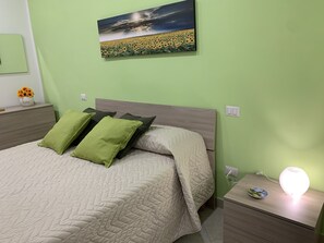 1 bedroom, WiFi - The flower garden / Sunflowers Room (Castellammare di Stabia)