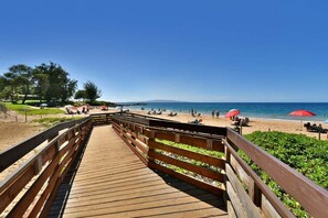 Perto da praia, espreguiçadeiras, toalhas de praia 