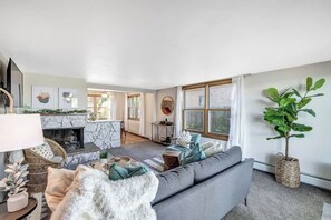 TV, fireplace - Waterfront Haven! Kayaks Included w/Hot Tub (Green Bay)