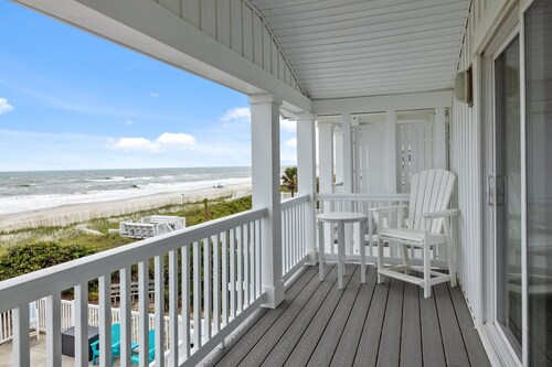 The Sandlot- OCEANFRONT House w/ Pool & Hot Tub, Amazing views. Beach access.