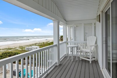 The Sandlot- OCEANFRONT House w/ Pool & Hot Tub, Amazing views. Beach access.